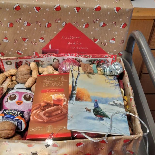 Geschenkkorb mit Weihnachtsartikeln, Nüssen und Schokolade.