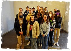 Gruppe von Teenagern steht auf einer Treppe.