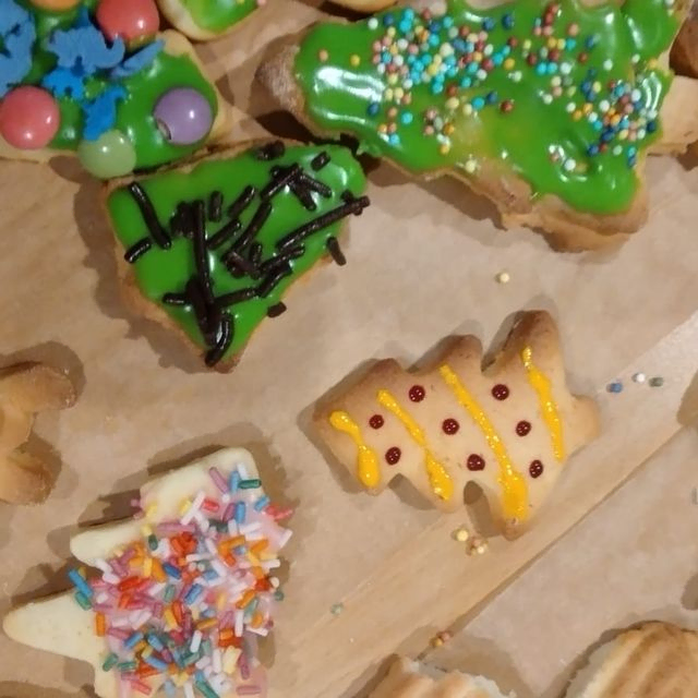 Bunte, verzierte Weihnachtsplätzchen.