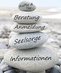 Gestapelte Steine mit den Wörtern: Kaffee & Tee, Beratung, Anmeldung, Seelsorge, Informationen.