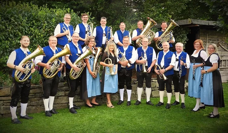 Volksmusikgruppe in traditioneller bayerischer Tracht mit Blechblasinstrumenten.