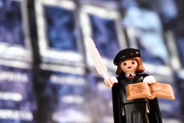 Eine Playmobil-Figur, die Martin Luther darstellt.