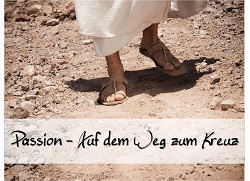 Füße in Sandalen auf Feldweg mit Text „Passion – Auf dem Weg zum Kreuz“.