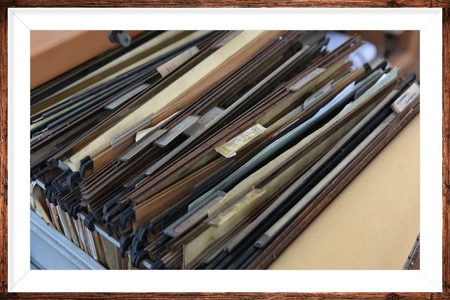 Gestapelte Hängeregistermappen in einer Schublade.